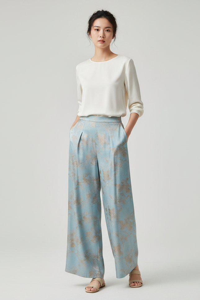 Pantalon Chinois Bleu Satiné Imprimé Doré Ample Fluide